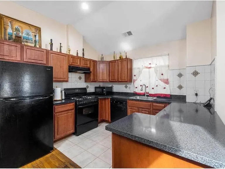 152 Virginia Ave #B — Photo 7