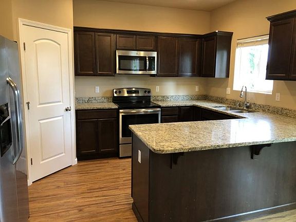 2nd image of 815 SE Kinsley Ln
