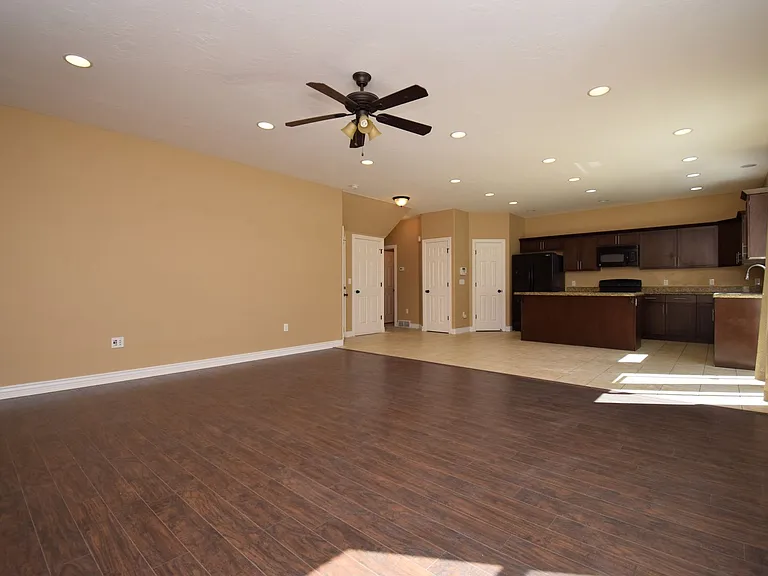 913 W Delorean Ln — Photo 7