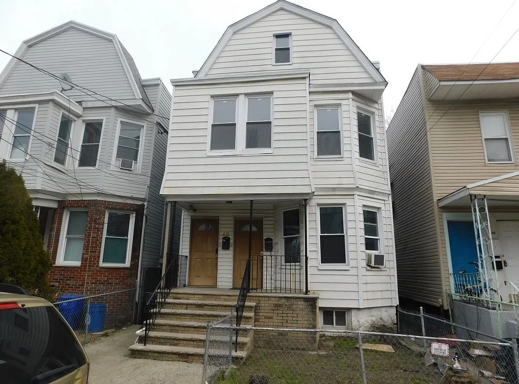 3 bed, 1.0 bath, 1400 sqft, $2,000 — Photo 1