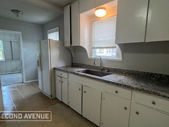 5th image of 223 10th Ave N