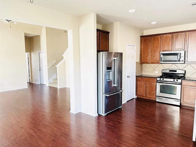 245 Verano Dr — Photo 5