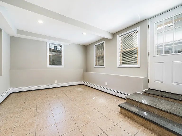 39 N Washington St #1R — Photo 4