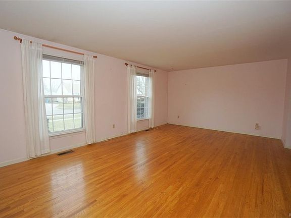 4th image of 1368 Cambridge Ave