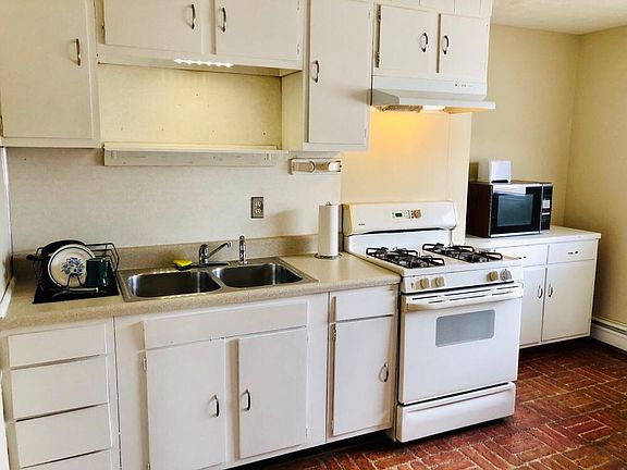 3rd image of 3220 Memorial Blvd #1