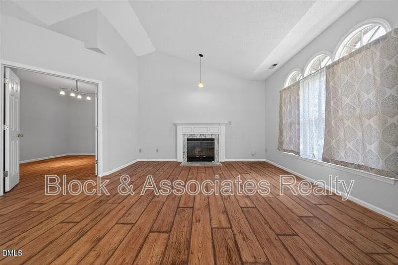 3 bed, 2.0 bath, 1400 sqft, $1,995 — Photo 4