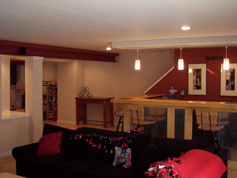 Entertainment room with bar