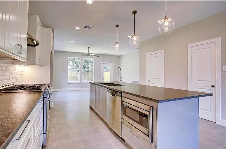 210 Marathon St — Photo 4