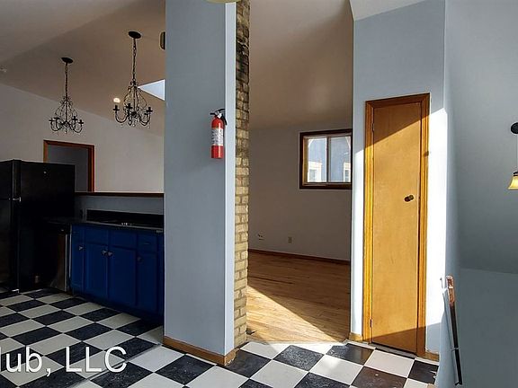 2nd image of 916 Aurora Ave #2