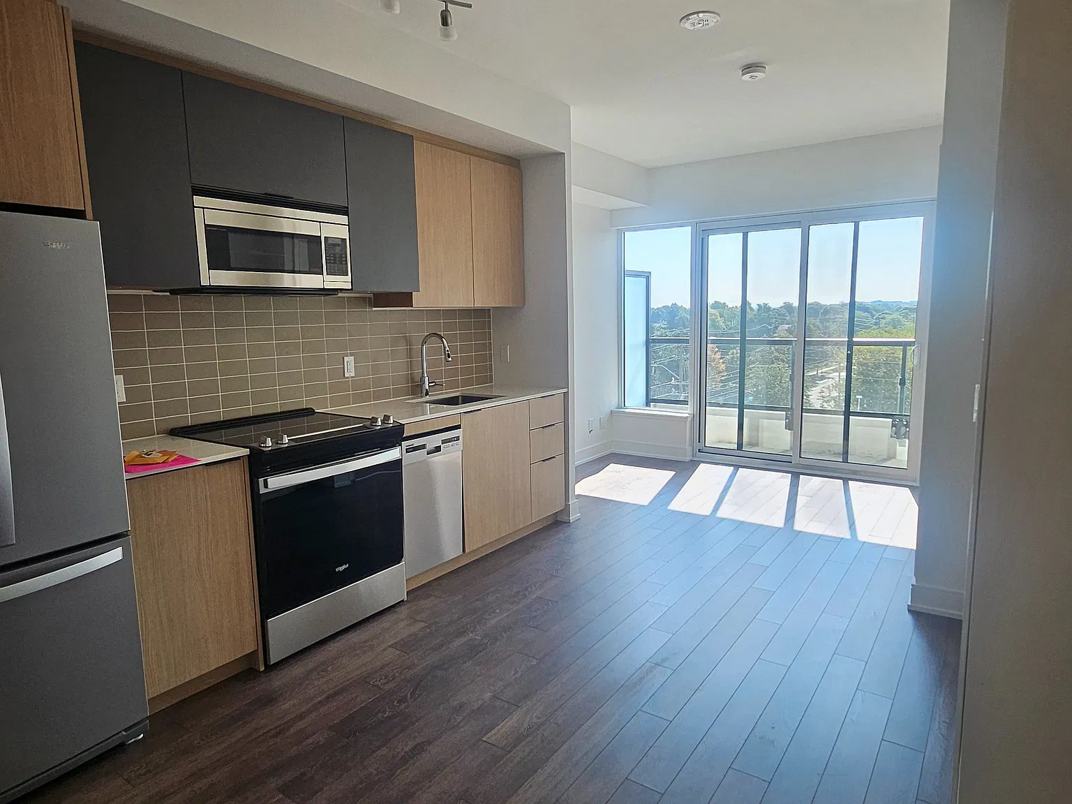 Elle Condos — Photo 3