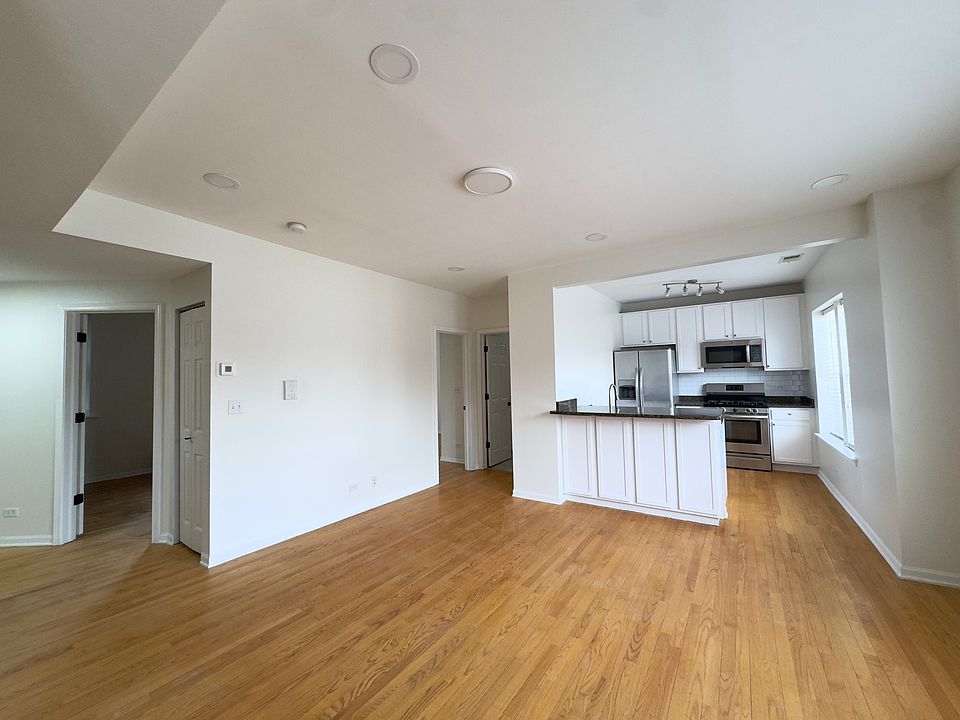 1st image of 6104 N Rockwell St #2