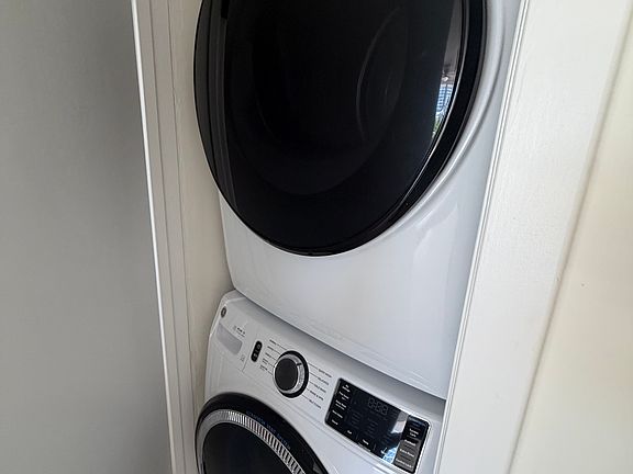 4th image of 445 NE 39th St #417