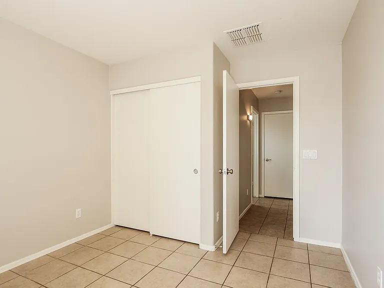 6622 S 23rd Ave — Photo 10