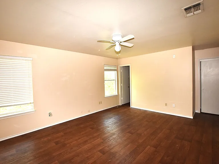 902-904 Sagewood Trl — Photo 12