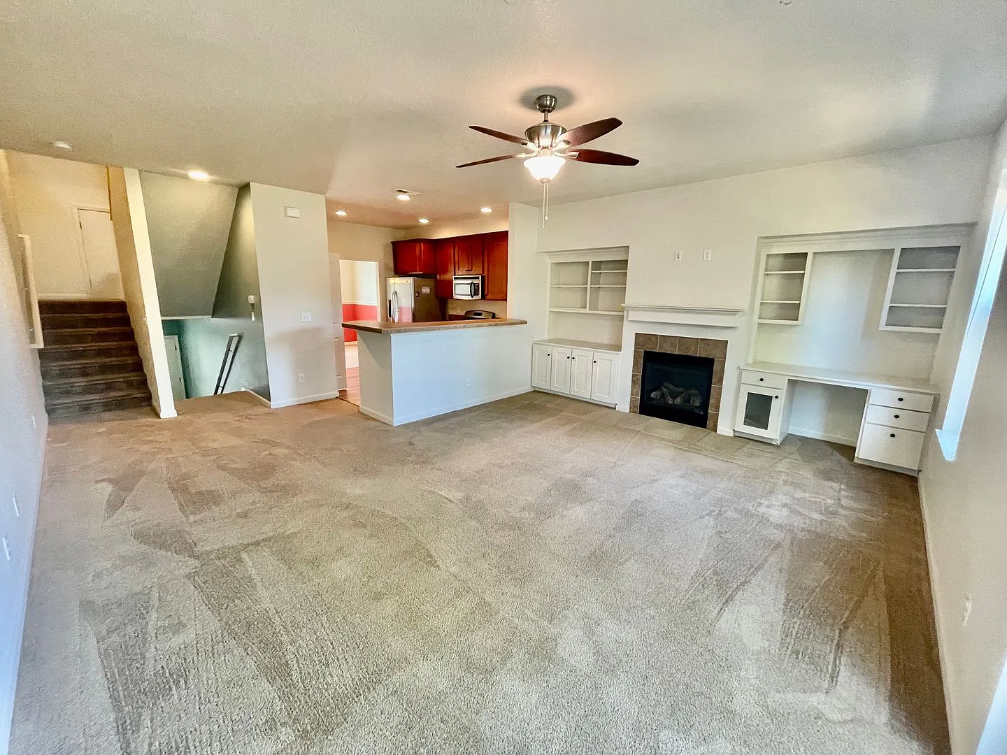 Cedar Hills/Mills Area Two Bedroom Townhome with 2 Car Garage, A/C & Private Deck. — Photo 4