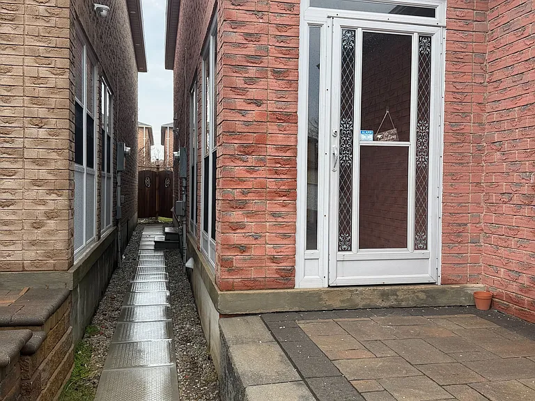 164 Stather Cres #BASEMENT — Photo 1