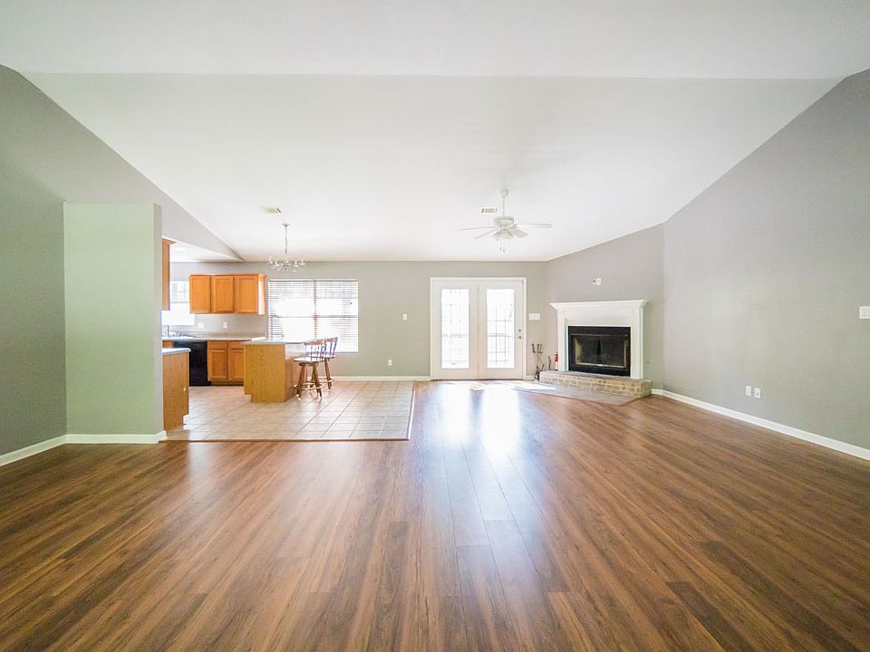 1st image of 165 Stonebriar Dr