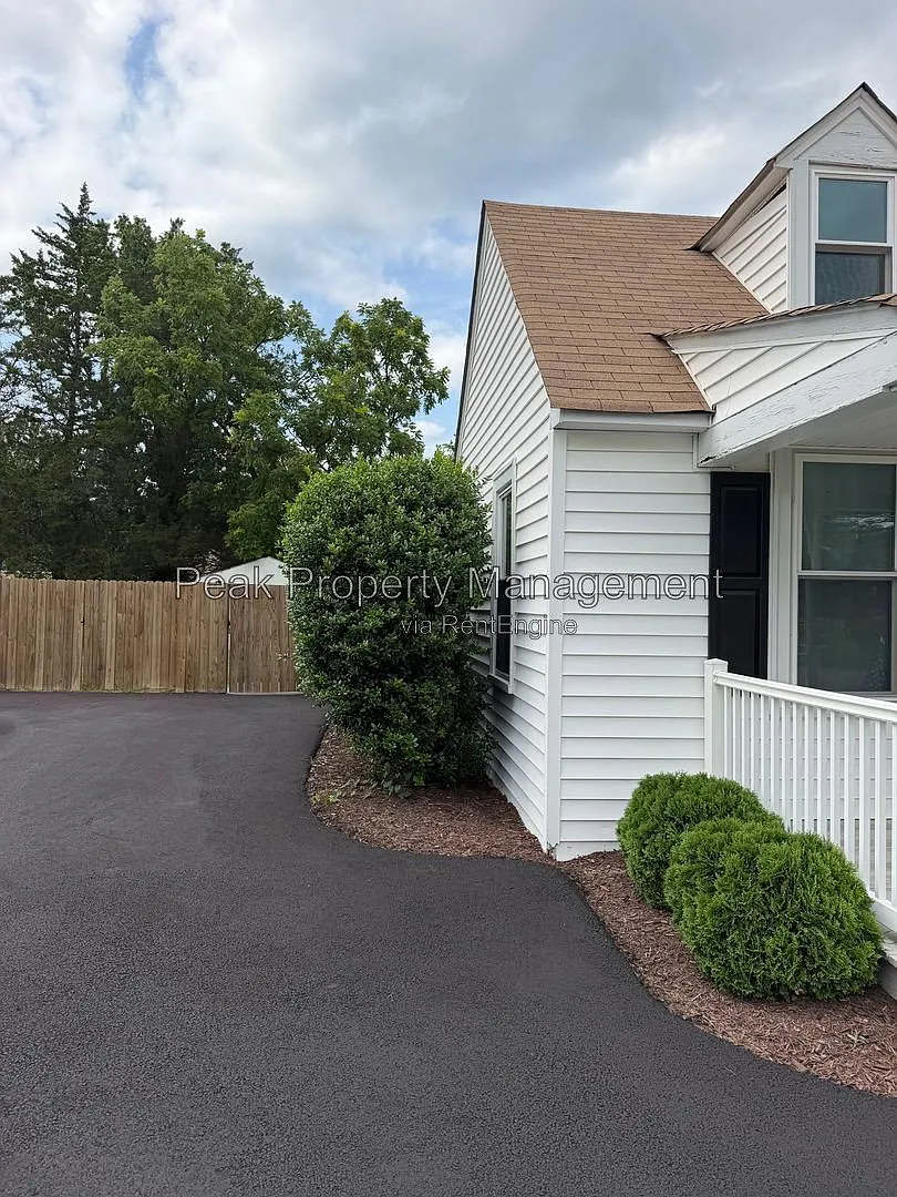 4 bed, 1.0 bath, 1393 sqft, $2,400 — Photo 3