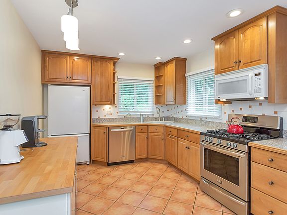 3rd image of 1800 Morris Ln