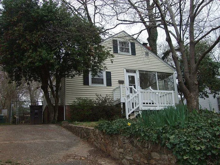 2423 Cherokee Ln — Photo 2