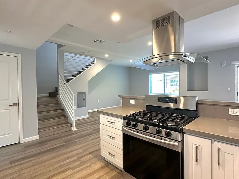 366 Burchett St — Photo 5