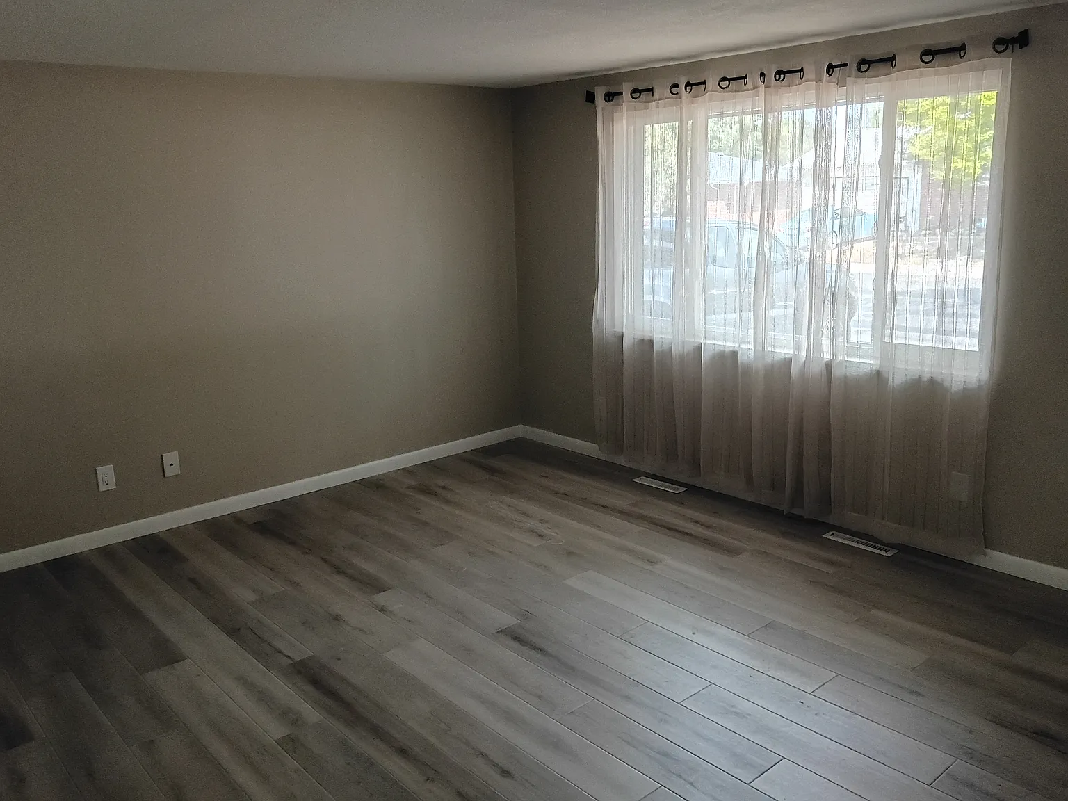3 bed, 1.5 bath, 1053 sqft, $2,000 — Photo 3