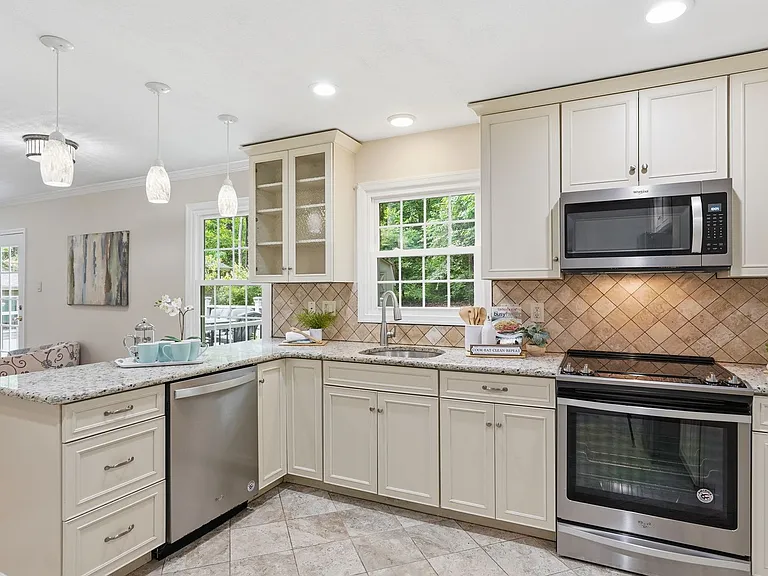 2515 Tabor Ct — Photo 14
