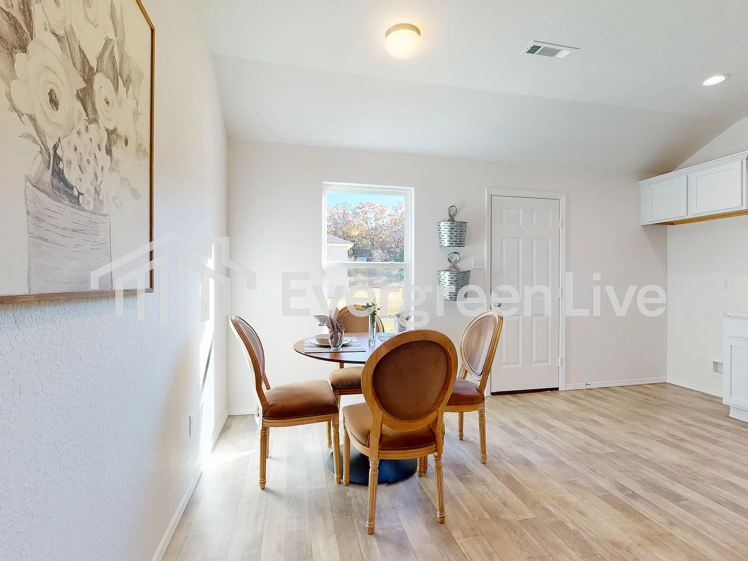 4 bed, 2.0 bath, 1559 sqft, $1,565 — Photo 4