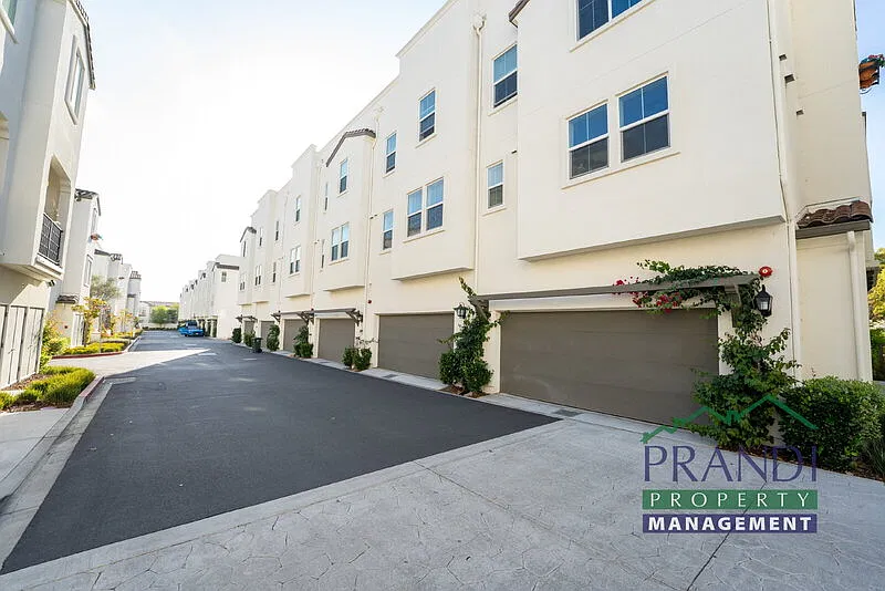 4 bed, 3.5 bath, 1750 sqft, $5,200 — Photo 4