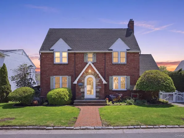 110 Bedford Avenue, Garden City Park, NY 11040