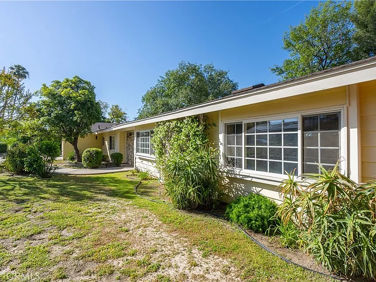 11761 Encino Ave — Photo 3