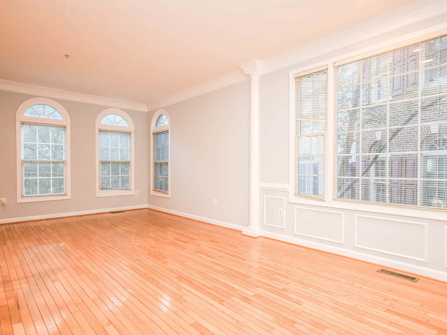 3 bed, 3.5 bath, 1216 sqft, $3,700 — Photo 3
