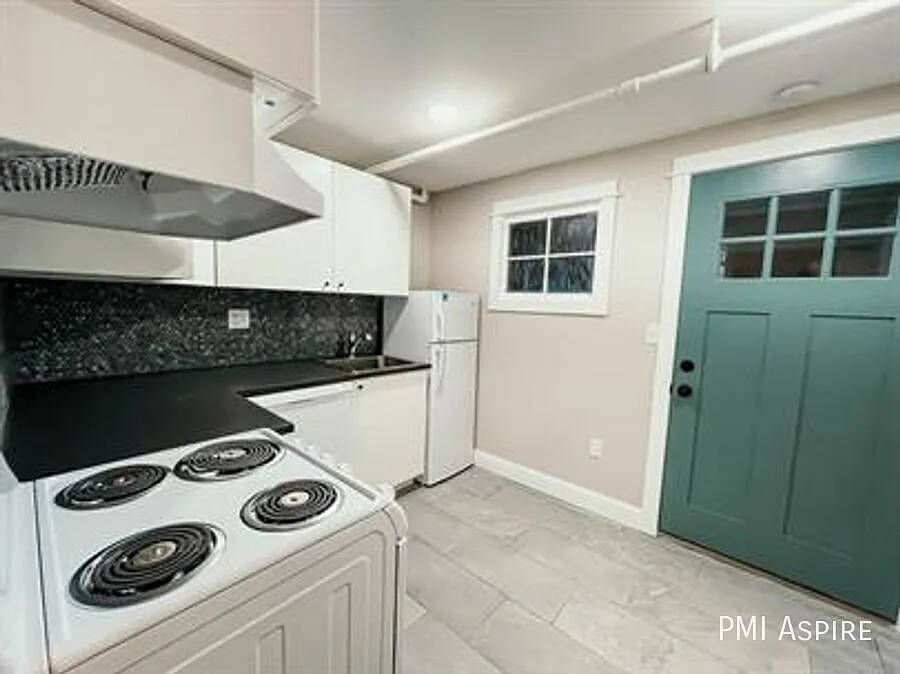 Fantastic 1 Bed, 1 Bath Apartment in Bird's Boardinghouse from the 1880's! — Photo 2