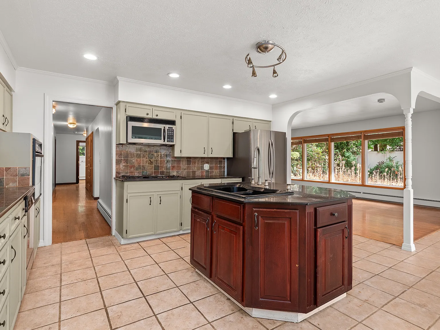 3 bed, 2206 sqft, $3,495 — Photo 3