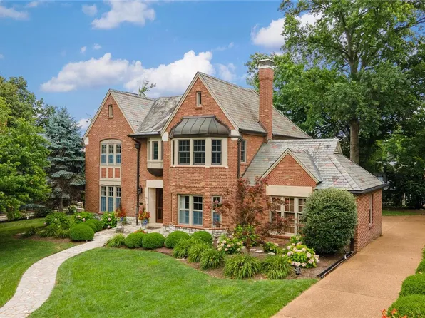 76 Lake Forest Dr, Saint Louis, MO 63117