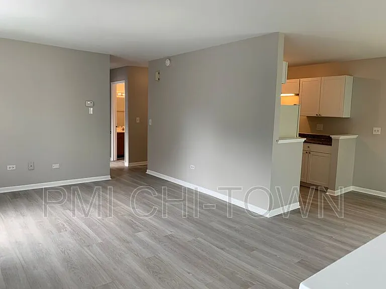 422 N Cambridge Dr — Photo 2