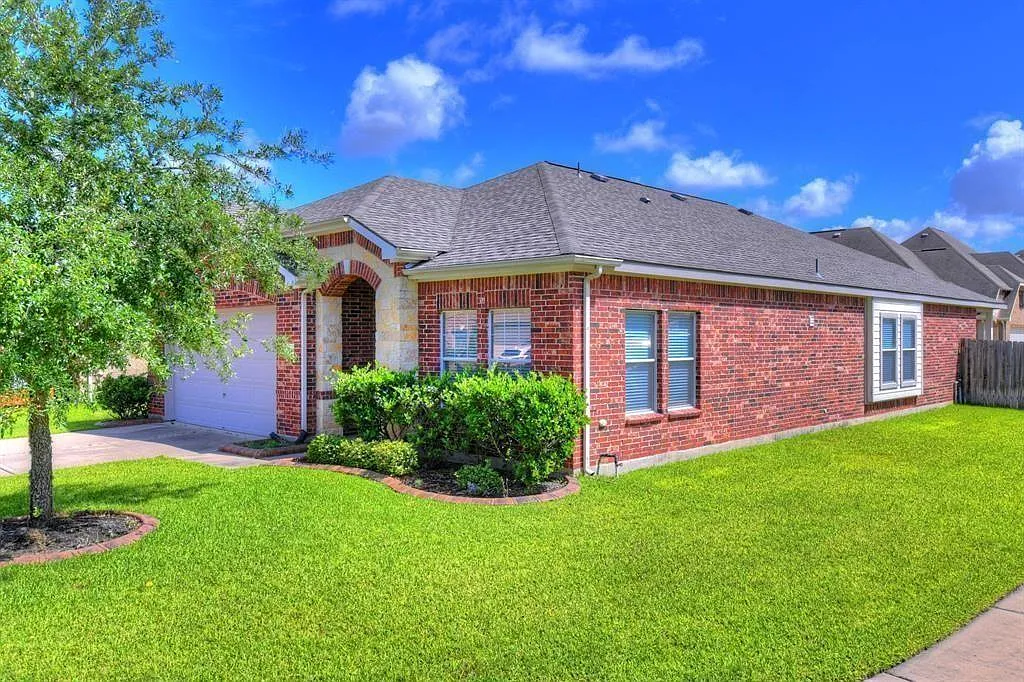 3 bed, 2.5 bath, 2222 sqft, $2,500 — Photo 2