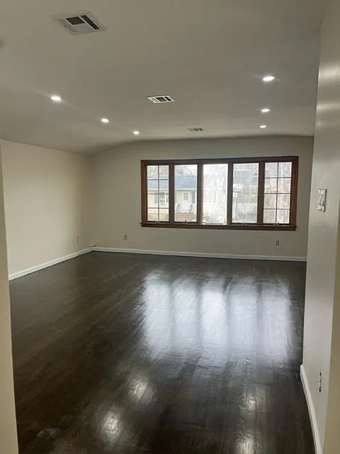 576 Britton Ave — Photo 3
