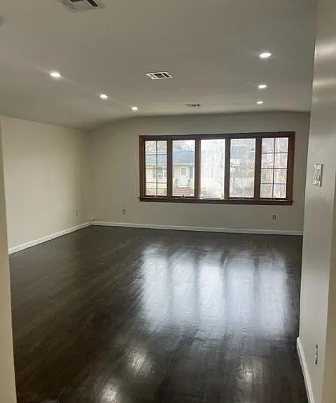 576 Britton Ave — Photo 3