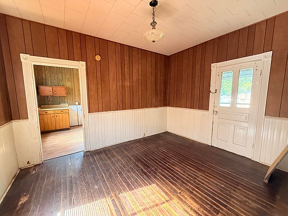 5th image of 581 Roxbury St