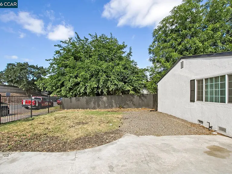2225 E Myrtle St — Photo 6