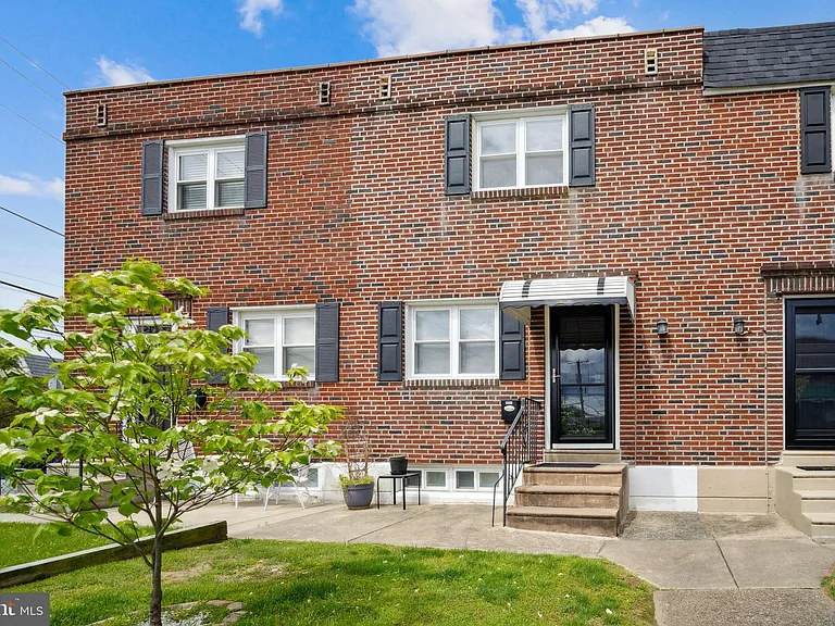 3631 Winona St — Photo 2