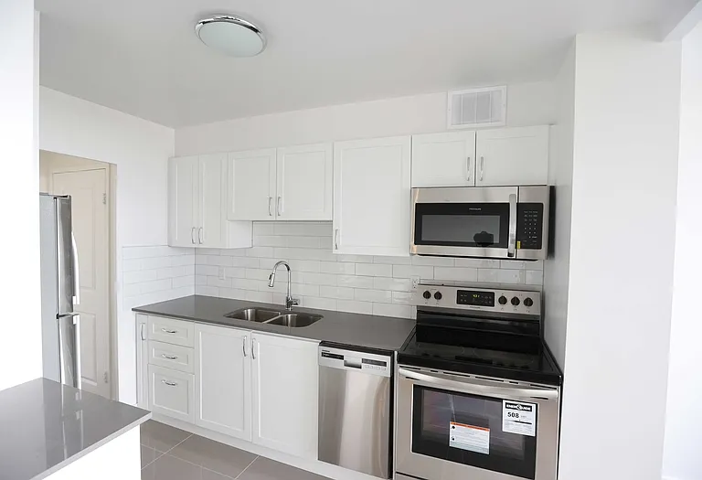 282 Romaine St — Photo 1