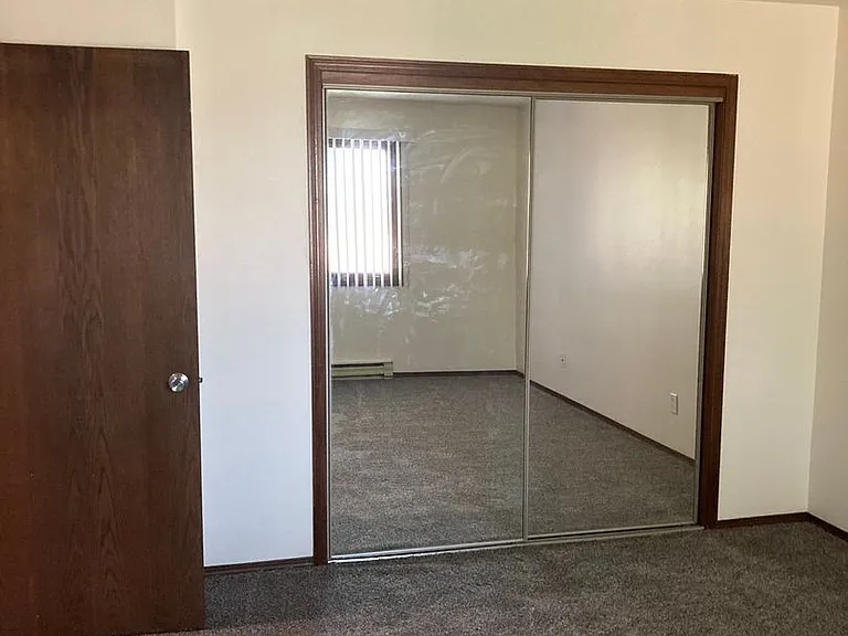Immaculate Updated 2 Bedroom — Photo 29