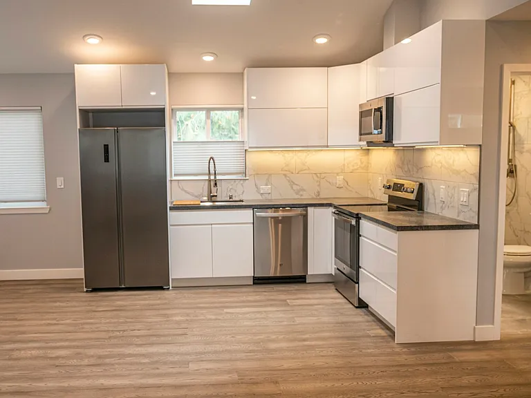 Kitchen / Bathroom