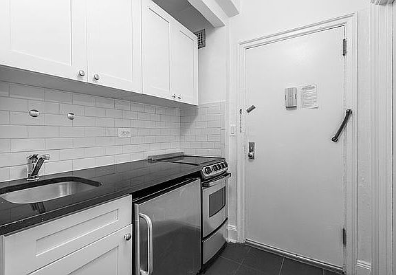 2nd image of 307 E 44th St APT 912