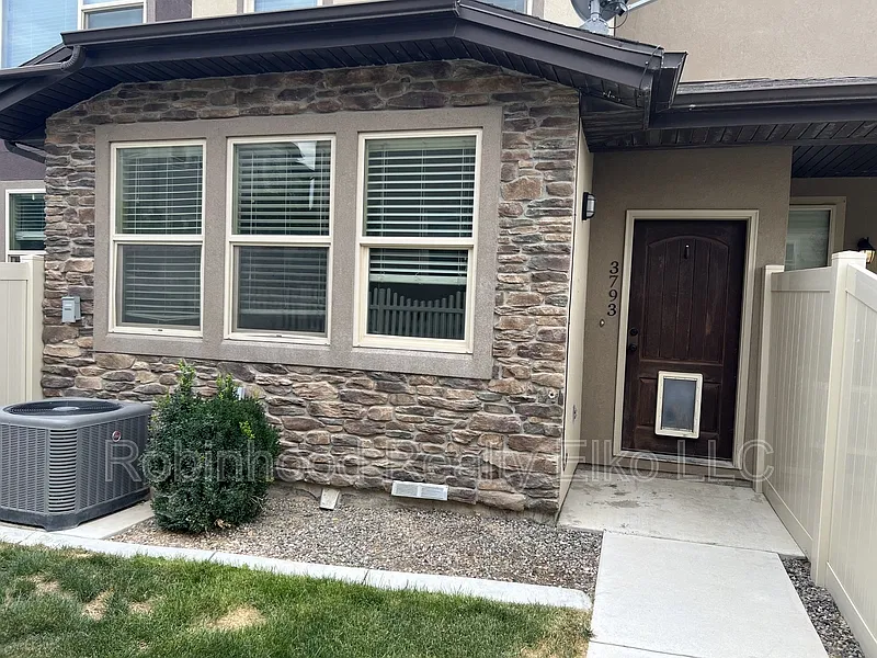 2 bed, 2.5 bath, 1239 sqft, $2,100 — Photo 2