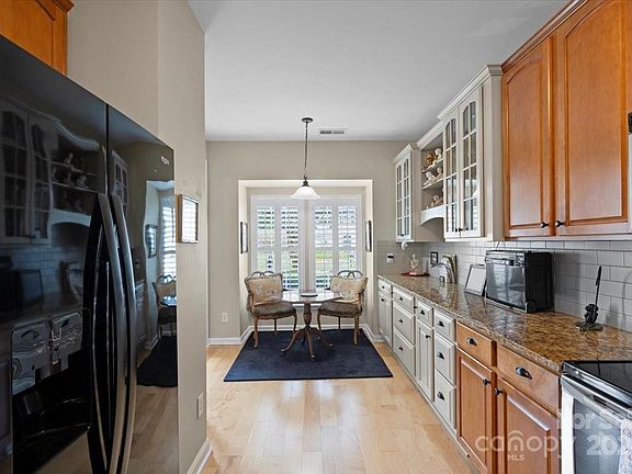5th image of 1823 Lookout Ln