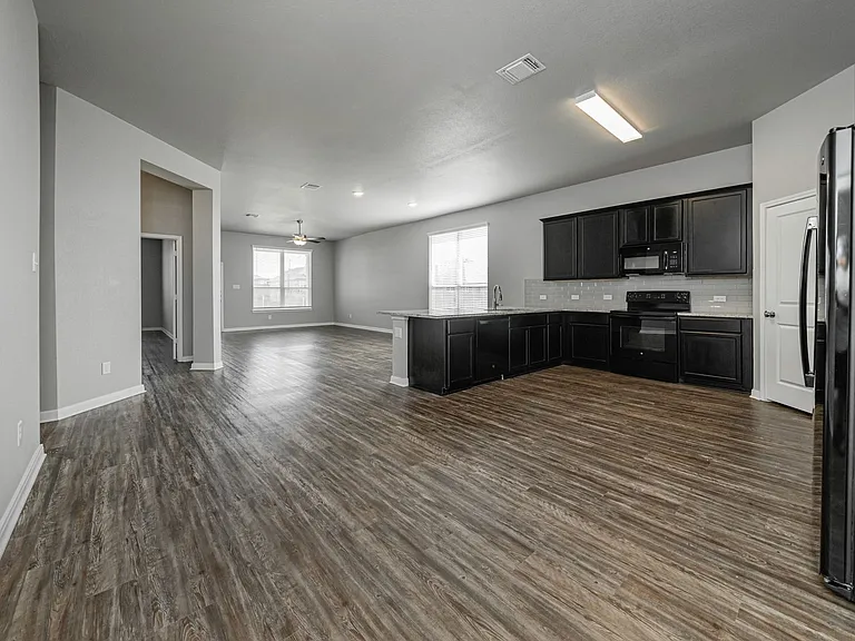 521 Fallbrook Dr — Photo 3