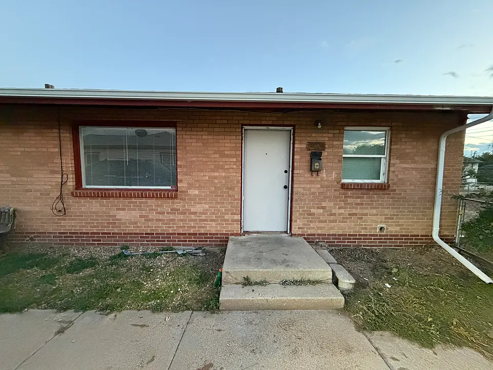 267 1/2 S 8th Ave